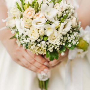 white-roses-bride-bouquet-P9TH24C-1-scaled.jpg